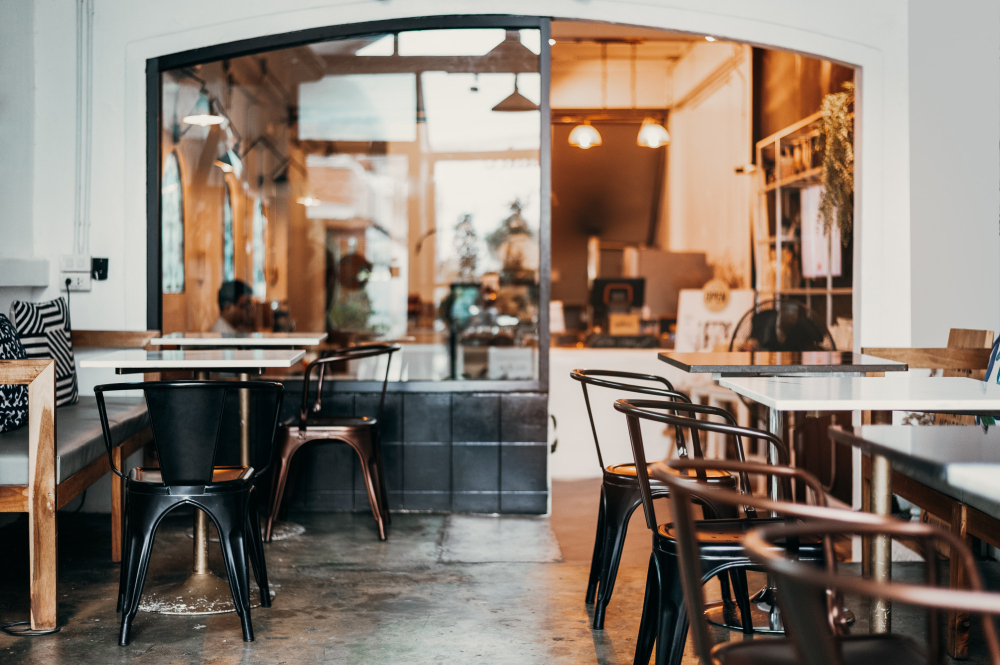 Cafetería con colores cálidos_marketing para hostelería